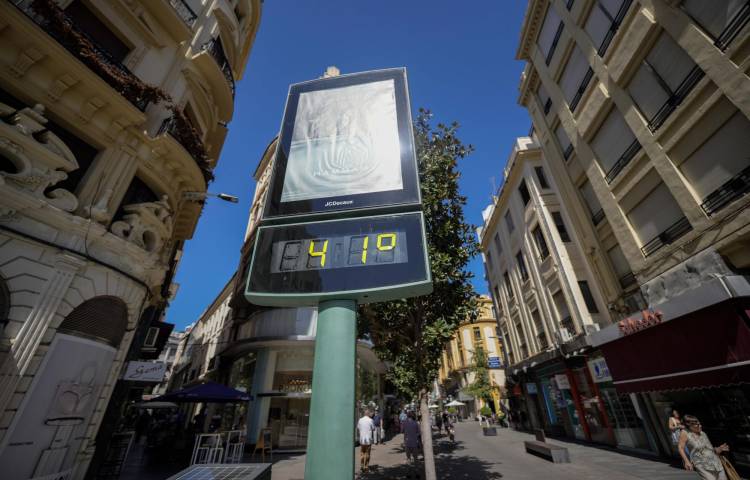 Un termómetro en una calle de Córdoba marcando 41 grados en una imagen de archivo. EFE/ Rafa Alcaide