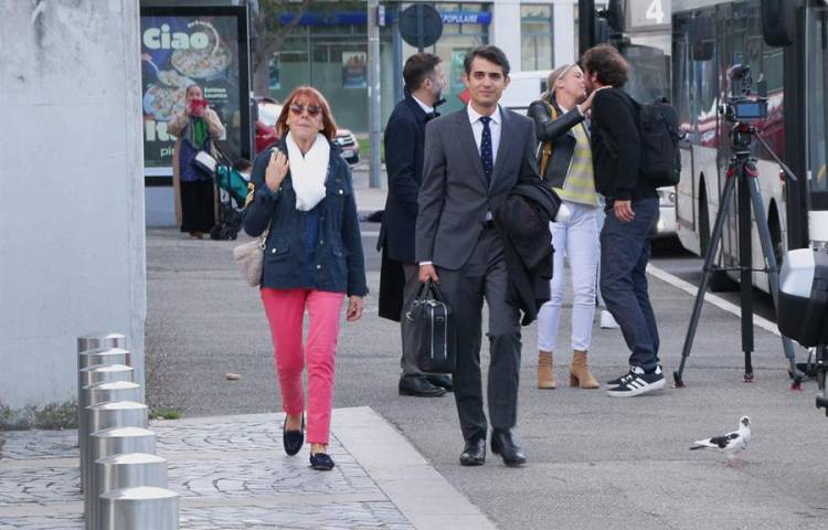 La víctima Gisèle Pelicot (Izq.) llega al Palacio de Justicia para asistir a la 12ª sesión del juicio en los tribunales de Aviñón, Francia, este miércoles.