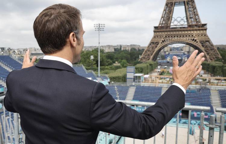 El presidente francés Emmanuel Macron visita las instalaciones donde se disputarán el voley playa. EFE/EPA/CHRISTOPHE PETIT TESSON / POOL