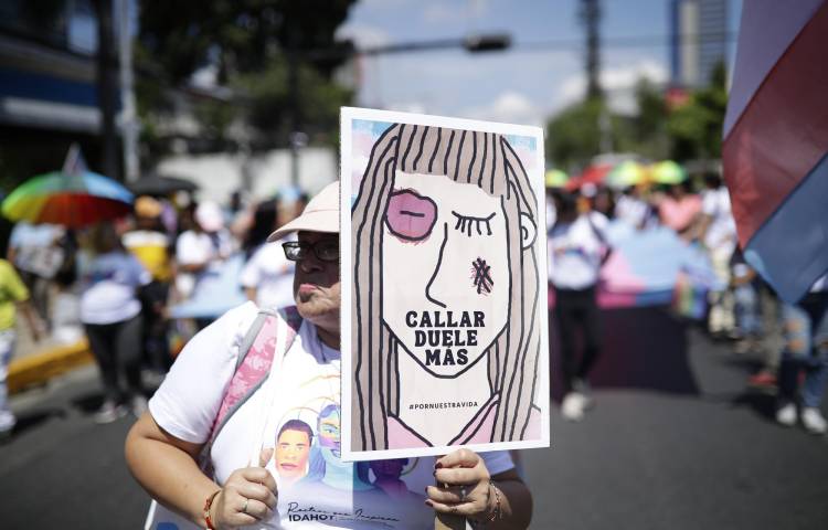 Integrantes de colectivos de la comunidad LGBTI marchan este sábado para conmemorar el Día Internacional contra la Homofobia, Transfobia y Bifobia en San Salvador (El Salvador). EFE/Rodrigo Sura