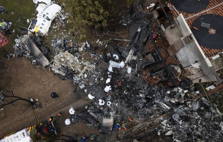 Restos del fuselaje del avión de la aerolínea Voepass que se estrelló en la ciudad de Vinhedo.