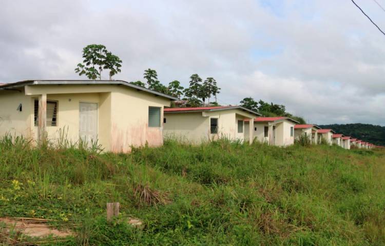 La obra lleva más de 10 años en el abandono.