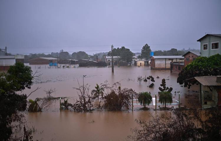 Fotografía que muestra la magnitud de una inundación este domingo en el municipio de Río Pardo, estado de Rio Grande do Sul (Brasil). EFE/ Andre Borges