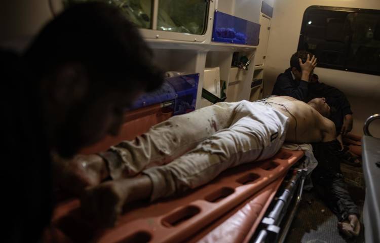 Un palestino es trasladado en ambulancia al hospital de Nasser tras los últimos bombardeos de Israel en la Franja de Gaza en el que al menos 15 palestinos han muerto y varios han resultado heridos. EFEHaitham Imad / ATENCIÓN EDITORES CONTENIDO GRÁFICO