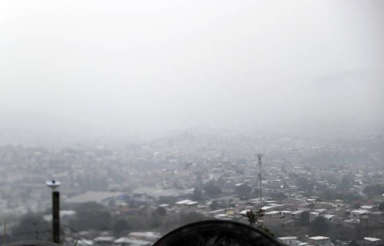 Fotografía que muestra la capa de humo causada por incendios forestales este miércoles, en Tegucigalpa (Honduras).EFE/ Gustavo Amador