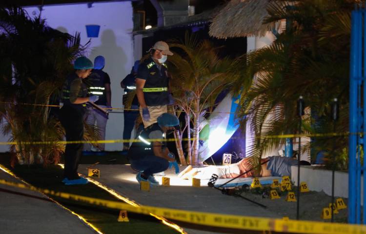 Tres hombres desconocidos descargaron sus armas sobre el cuerpo de la víctima cuando salía del local.