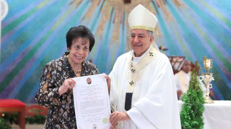 Luz María Noli y monseñor José Domingo Ulloa.