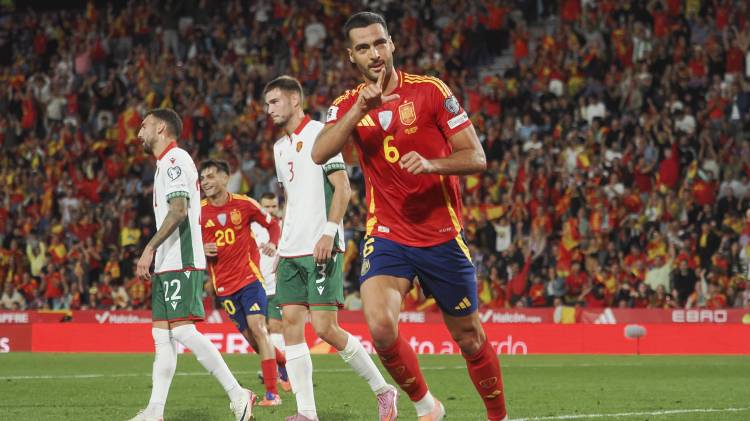 El centrocampista de la selección española de fútbol Mikel Merino celebra su gol en el partido de clasificación para el Mundial 2026 que los combinados nacionales de España y Bulgaria disputan en el estadio José Zorrilla, en Valladolid.