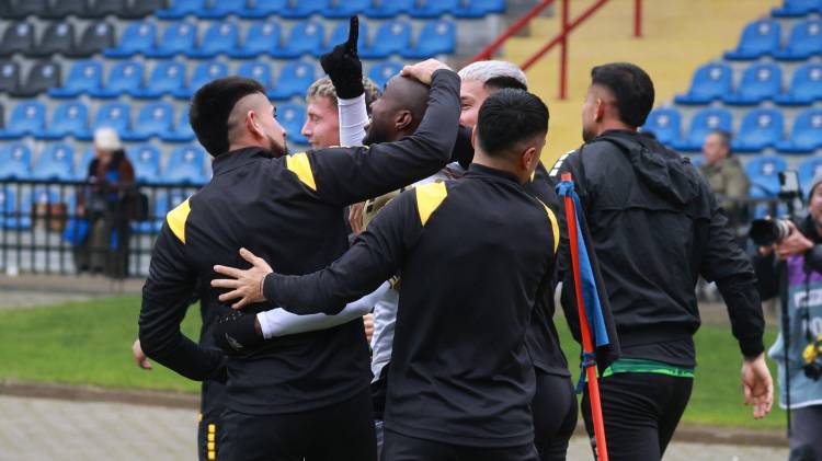 El delantero panameño Cecilio Waterman (centro), del Coquimbo Unido, celebra su gol junto a sus compañeros.