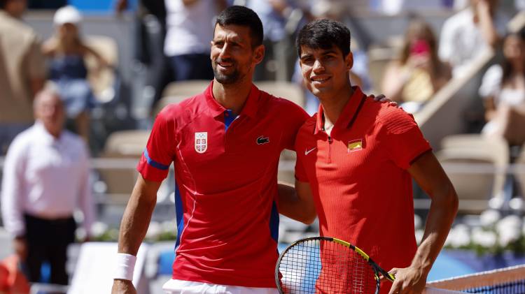 Novak Djokovic (i) y Carlos Alcaraz chocarán.