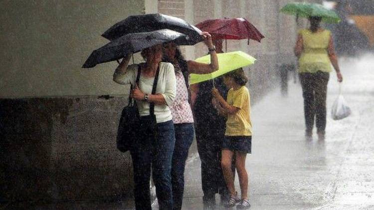 Tormentas eléctricas y fuertes lluvias marcarán el inicio de semana.