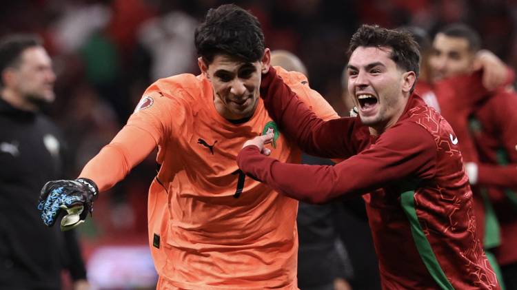 El arquero Yassine Bounou y Brahim Diaz celebran la clasificación de Marruecos.