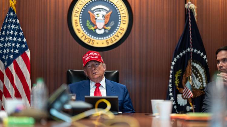 Fotografía cedida este sábado, 21 de junio, por la Casa Blanca de la reunión por los ataques estadounidenses a centrales nucleares iraníes, encabezada por el presidente de EE.UU., Donald Trump, en Washington DC (EE.UU.). EFE/Casa Blanca