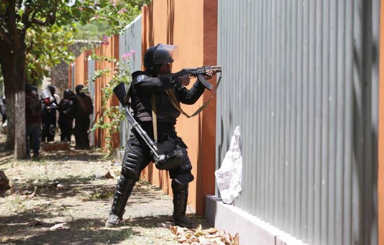 Fotografía del 19 de abril de 2018 que muestra a un agente antidisturbios durante una protesta de estudiantes en la Universidad Nacional Agraria (UNA) en Managua (Nicaragua).