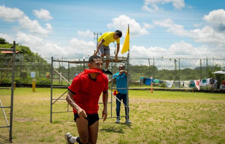 Competencias de obstáculos rompe monotonía deportiva en semana del privado de libertad