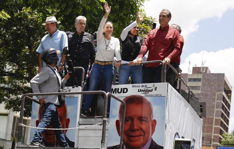 La líder de la oposición venezolana María Corina Machado (c) saluda en una movilización este sábado, en Caracas (Venezuela).