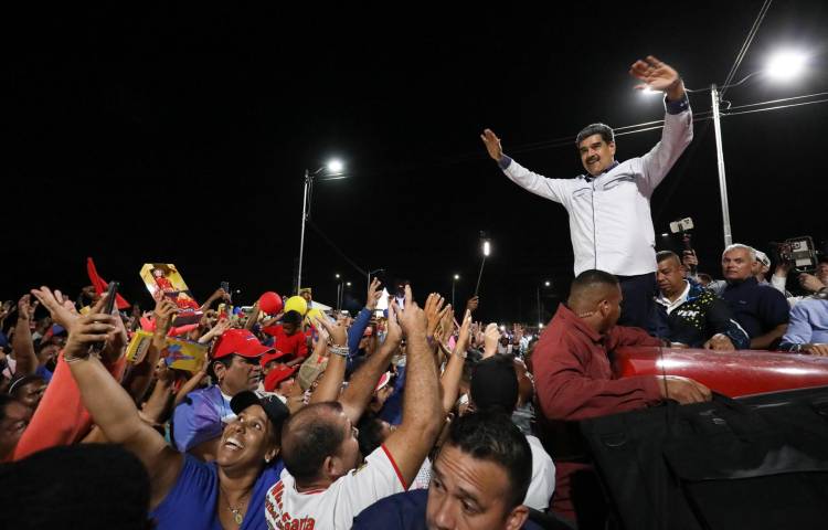 Fotografía cedida por Prensa Miraflores del presidente de Venezuela, Nicolás Maduro, durante un acto público en Nueva Esparta (Venezuela). EFE/ Prensa Miraflores