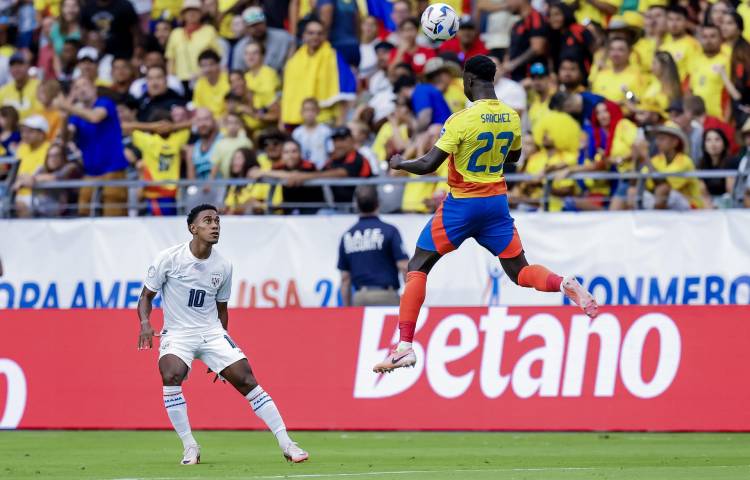 Davinson Sánchez (d) de Colombia en acción contra Yoel Bárcenas (i) de Panamá durante la Copa América 2024. EFE/EPA/JUAN G. MABANGLO