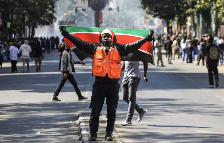 Un joven protesta, en medio de gases lacrimógenos, en Nairobi (Kenia) contra el aumento de los impuestos, el 25 de junio de 2024. EFE/EPA/DANIEL IRUNGU