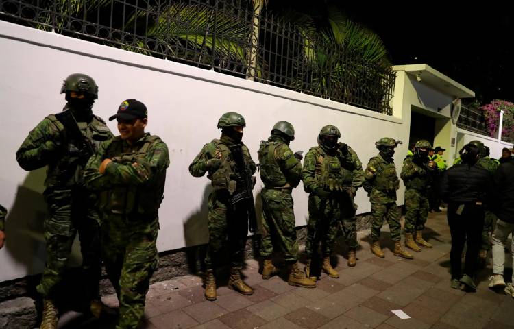 Militares en la incursión realizada el pasado 5 de abril en la embajada de México en Quito.