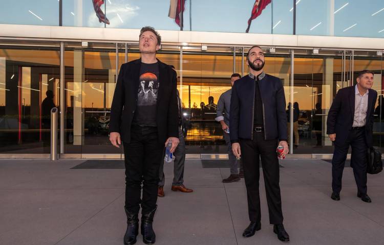 Fotografía cedida por el gobierno de El Salvador de el empresario Elon Musk (i) reunido con el presidente salvadoreño, Nayib Bukele este viernes, en Texas (Estados Unidos).