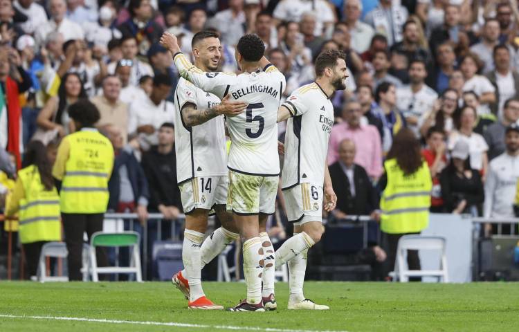 El delantero del Real Madrid Joselu Mato (i) celebra tras marcar el 3-0 frente al Cádiz durante el partido de la jornada 34 de la Liga EA Sports.