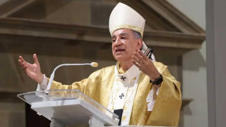 Monseñor José Domingo Ulloa durante la misa en Carrasquilla, donde pidió oración y esperanza para el pueblo venezolano.
