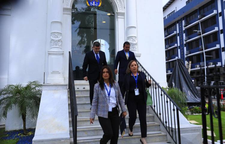 Funcionarios del Meduca presentaron ayer la denuncia ante el Ministerio Público.