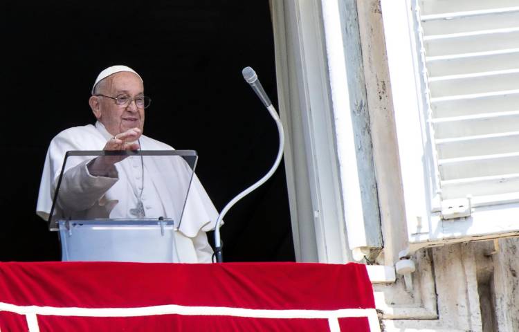 El Papa Francisco dirige el rezo del Ángelus, la tradicional oración del domingo, desde la ventana de su despacho con vistas a la Plaza de San Pedro, Ciudad del Vaticano, 4 de agosto de 2024.