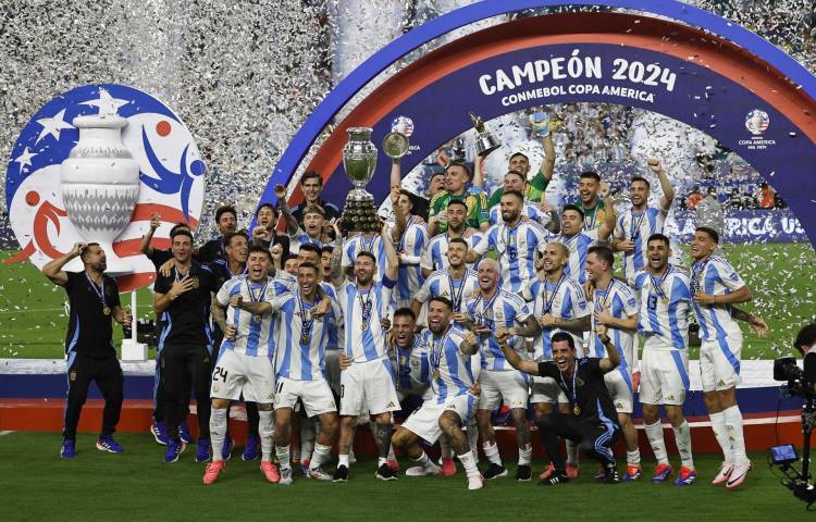 Los jugadores de Argentina celebran ganar la final de la Copa América. EFE/EPA/CJ GUNTHER