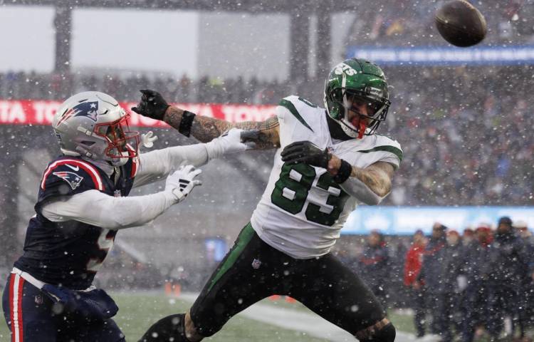 Fotografía de archivo del jugador de los New England Patriots Jabrill Peppers (i) al disputar el ovoide con Tyler Conklin (d) de los New York Jets en un juego de la NFL. EFE/CJ GUNTHER