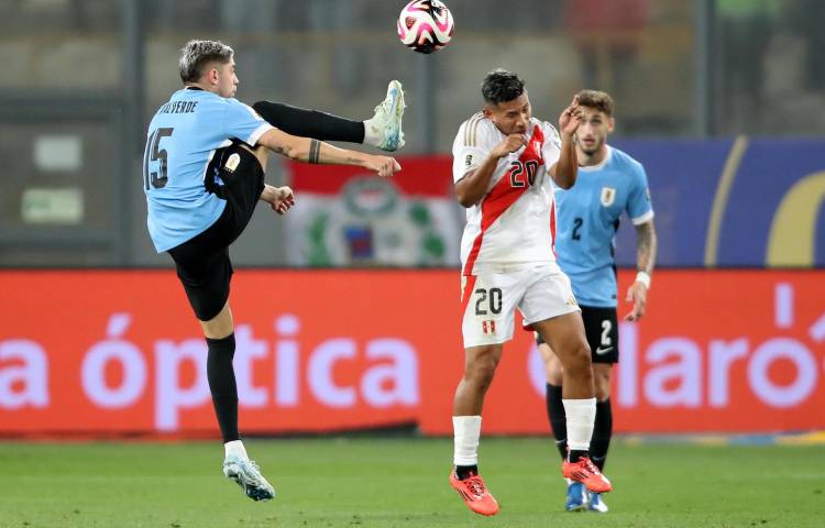 Edison Flores (d) de Perú disputa un balón con Federico Valverde de Uruguay en el estadio Nacional de Perú en Lima (Perú). EFE/ Paolo Aguilar