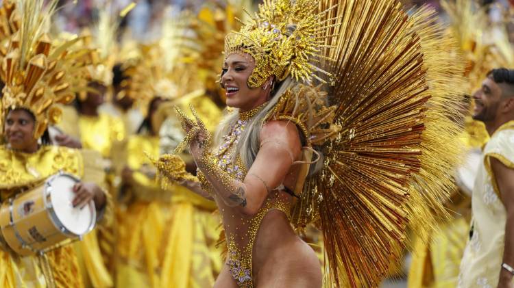 SAO PAULO (BRASIL), 14/02/2026.- Integrantes de la escuela de samba Barroca Zona Sul desfilan hoy durante el primer día de los desfiles del Grupo Especial en el sambódromo de Anhembí en Sao Paulo (Brasil). EFE/ Sebastiao Moreira