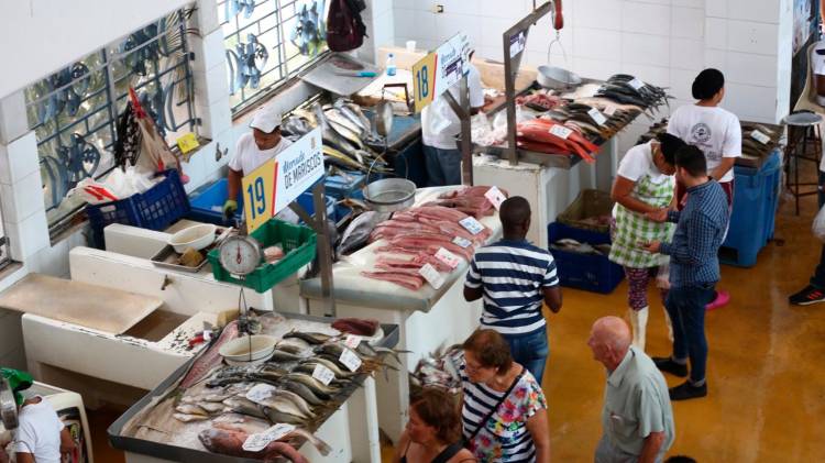 Colocan un pescado entero en la mesa para atraer abundancia al hogar.