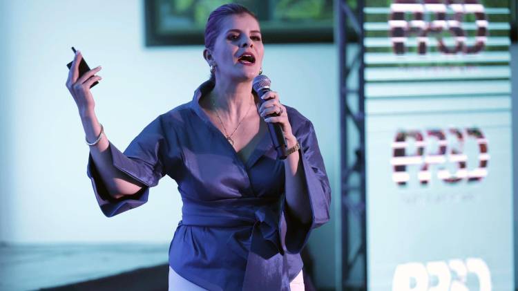 La candidata presidencial oficialista, Laura Fernández, habla durante un evento este viernes, en San José (Costa Rica).