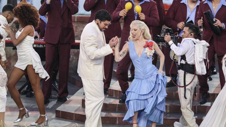 SANTA CLARA (United States), 09/02/2026.- Bad Bunny (centre-L) and Lady Gaga (centre-R) perform during the Apple Music Super Bowl LX Halftime Show at Levi’s Stadium in Santa Clara, California, 08 February 2026. The New England Patriots are facing the Seattle Seahawks in Super Bowl LX. EFE/EPA/CHRIS TORRES