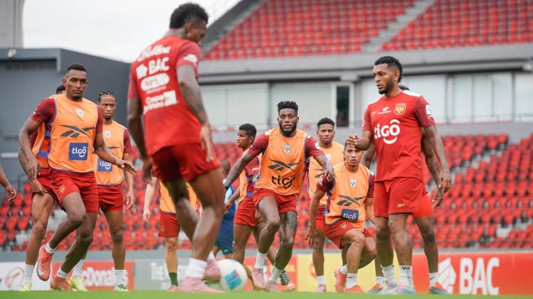 El equipo entrenando en el estadio Rommel Fernández Gutiérrez.