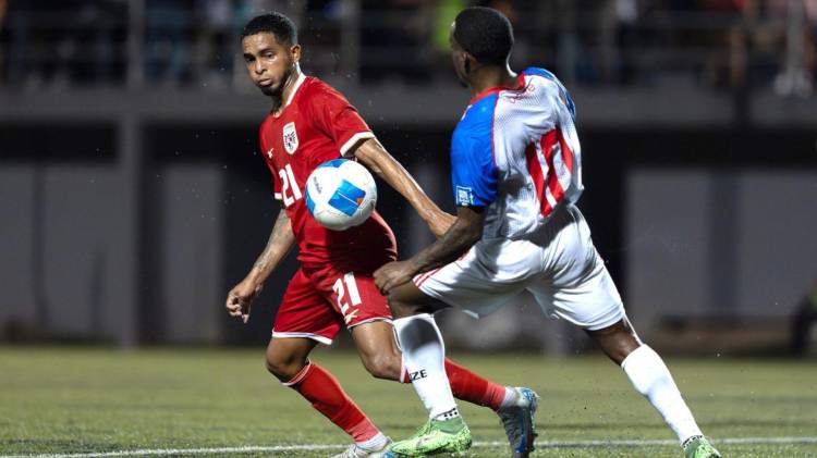 El volante César Yanis (i) no fue considerado para la doble fecha de octubre ante El Salvador y Surinam.