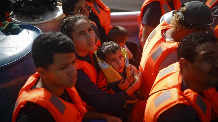 Migrantes venezolanos durante una travesía en el Darién.