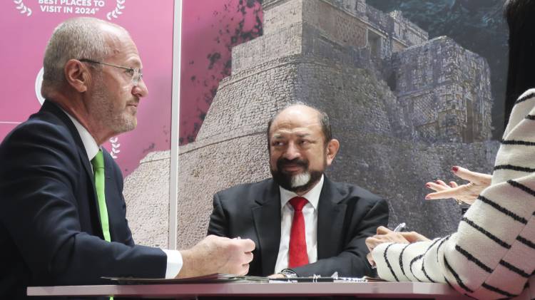 Darío Flota (c), secretario de Fomento Turístico de Yucatán, en la feria internacional de turismo de Berlín (ITB). El estado mexicano de Yucatán acudió este martes a la feria internacional de turismo de Berlín (ITB) con el objetivo de multiplicar el número de visitantes europeos gracias a atractivos arqueológicos como la ciudad maya de Chichén Itzá, las ciudades coloniales como Valladolid y la gastronomía.