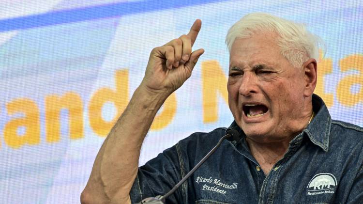El expresidente y candidato presidencial panameño Ricardo Martinelli, quien se encuentra asilado en Colombia, y una veintena de personas más fueron juzgados por presunto lavado de dinero de Odebrecht este lunes.