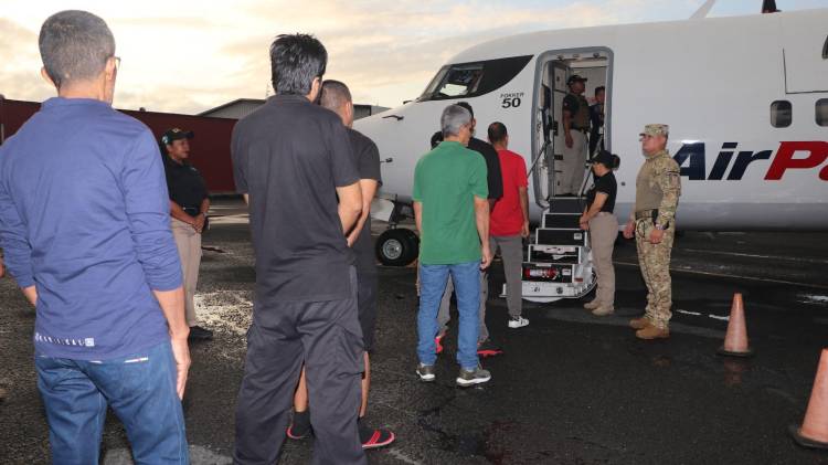 Migración Panamá ejecutó la expulsión de cinco personas con antecedentes por narcotráfico y porte ilegal de armas.