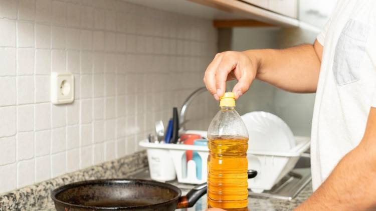 Arrojar el aceite usado por el fregadero puede causar un impacto negativo en el sistema de alcantarillado.