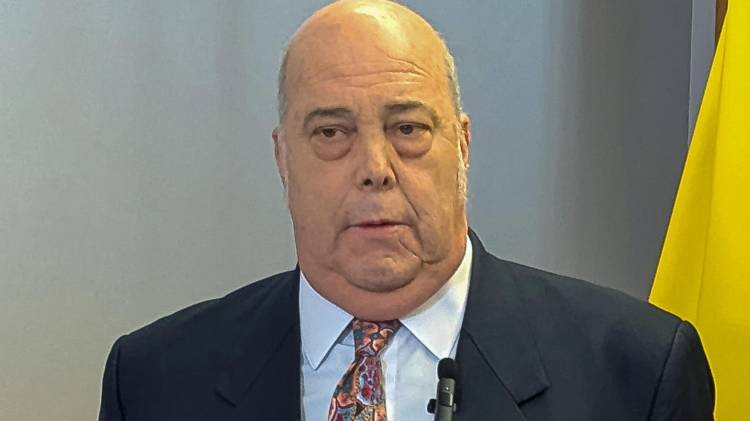 Fotografía de archivo del 7 de marzo de 2025 del embajador colombiano en Estados Unidos, Daniel García-Peña, durante una rueda de prensa en Washington (EE.UU.).