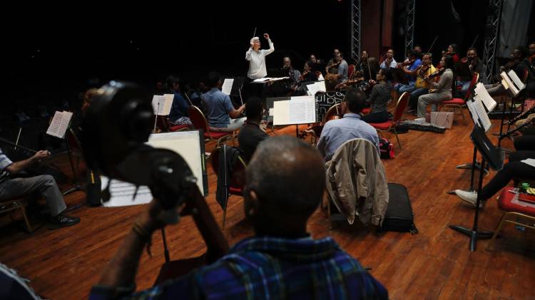 La directora invitada Nell Flanders de los Estados Unidos, dirige un ensayo de la Orquesta Sinfónica de Panamá el 14 de mayo de 2024 en el Teatro Balboa en Ciudad de Panamá (Panamá). EFE/Bienvenido Velasco