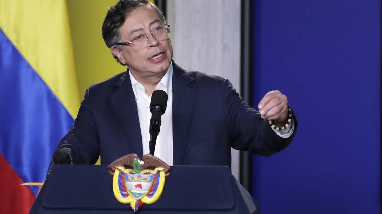 El presidente de Colombia, Gustavo Petro, habla durante una rueda de prensa a medios internacionales este jueves, en Bogotá (Colombia).