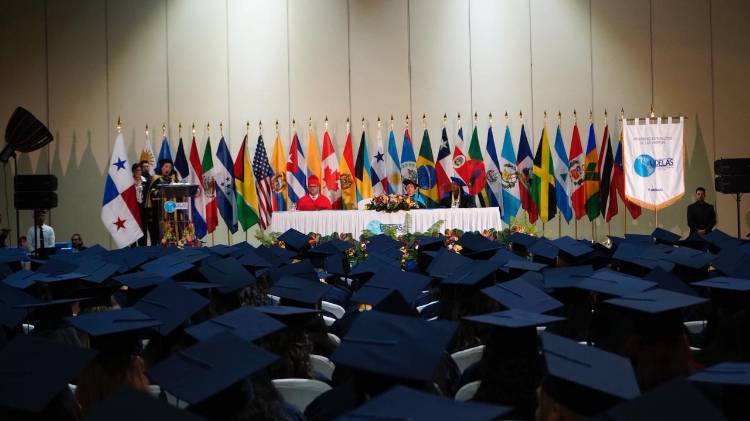 Graduados de UDELAS reciben sus títulos en una jornada marcada por el orgullo y la excelencia académica.