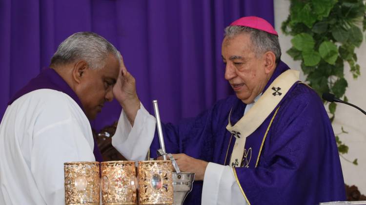 La Iglesia invita a la oración, el ayuno y la limosna.
