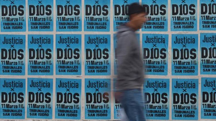 Una persona camina frente a los tribunales de San Isidro, donde se lleva a cabo el juicio por la muerte de Diego Armando Maradona, en Buenos Aires (Argentina).