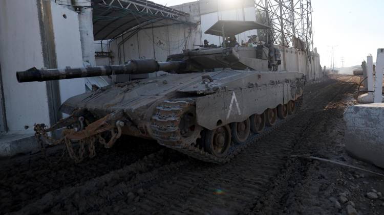 Imagen de archivo de un tanque israelí saliendo de la ciudad palestina de Beit Hanoun, en el norte de la Franja de Gaza.